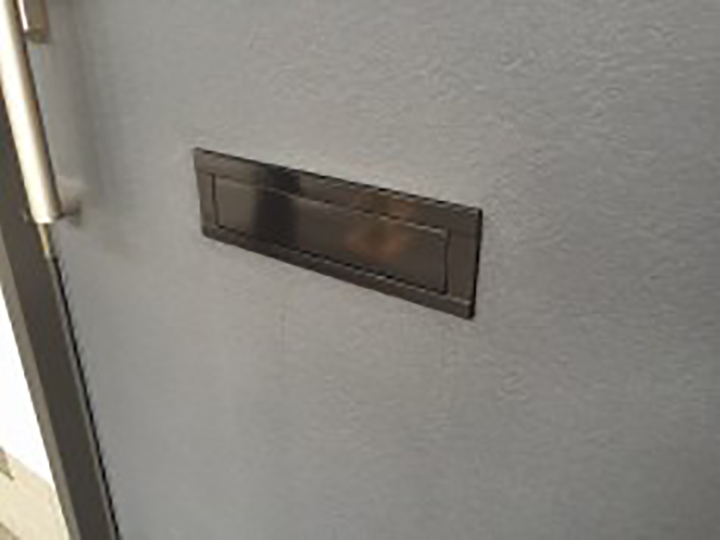 ポストを塗装しました。