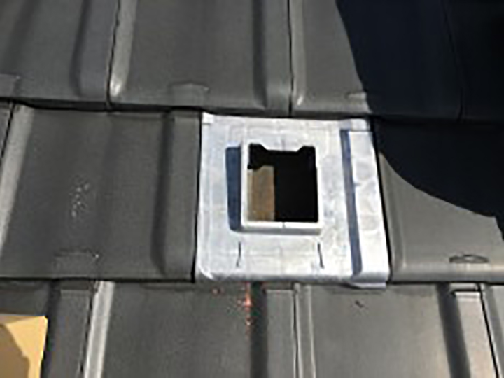 ソーラー設置用瓦へ取替えます。