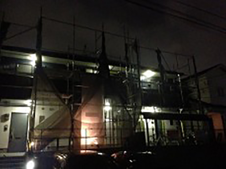 完了立会い時のメッシュシートたたみですが、これは台風がきたので台風養生でもあります。