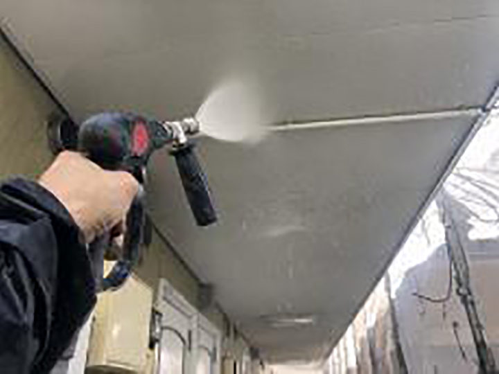 上裏を高圧ジェットで洗浄します。