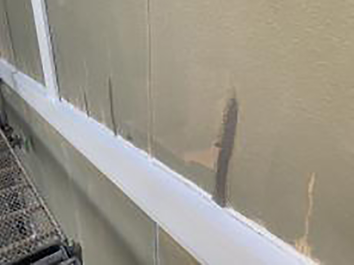 外壁クラック箇所のコーキングを補修します。