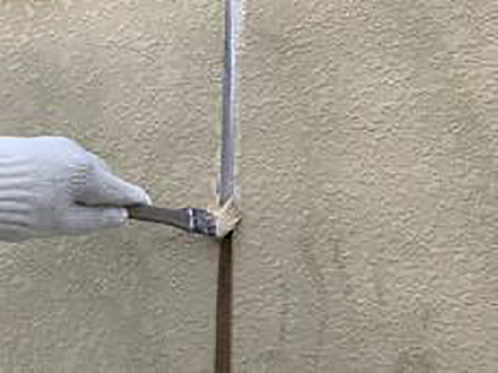 全目地パッキンに専用プライマーを塗布します。