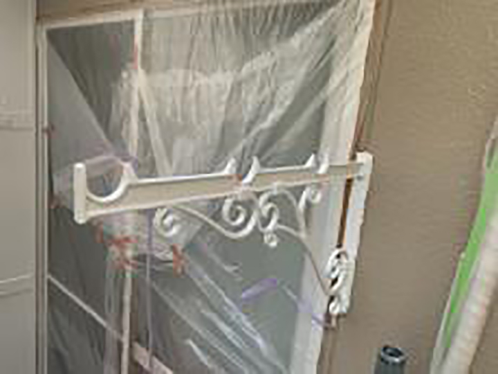 塗装前に窓周り等の開口部に養生を設置していきます。<br />
ライン出しにもこだわります！