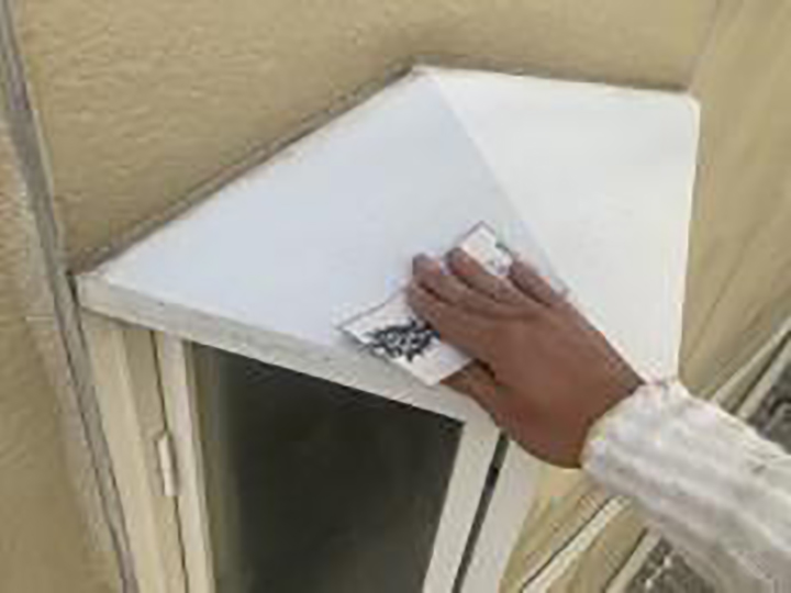 出窓天端の素地を調整します。