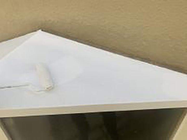 出窓天端にサビ止めを塗布します。