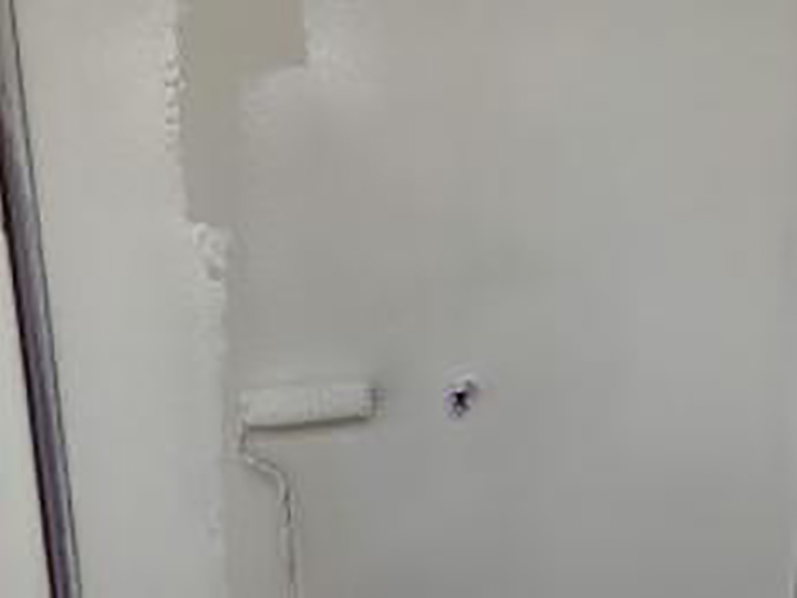 玄関ドアにサビ止めを塗布します。