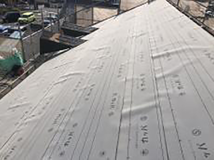 ルーフィング（防水シート）を設置します。