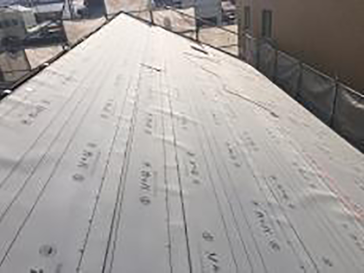 ルーフィング（防水シート）を設置します。