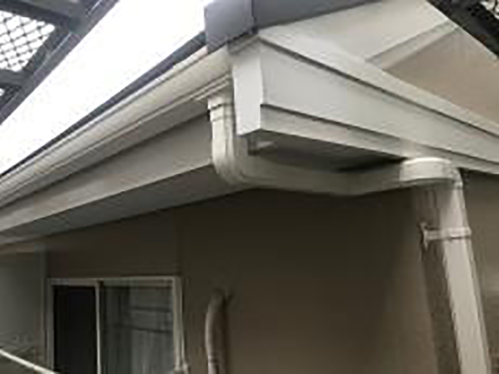 塗装後に新しい雨樋を設置しました。